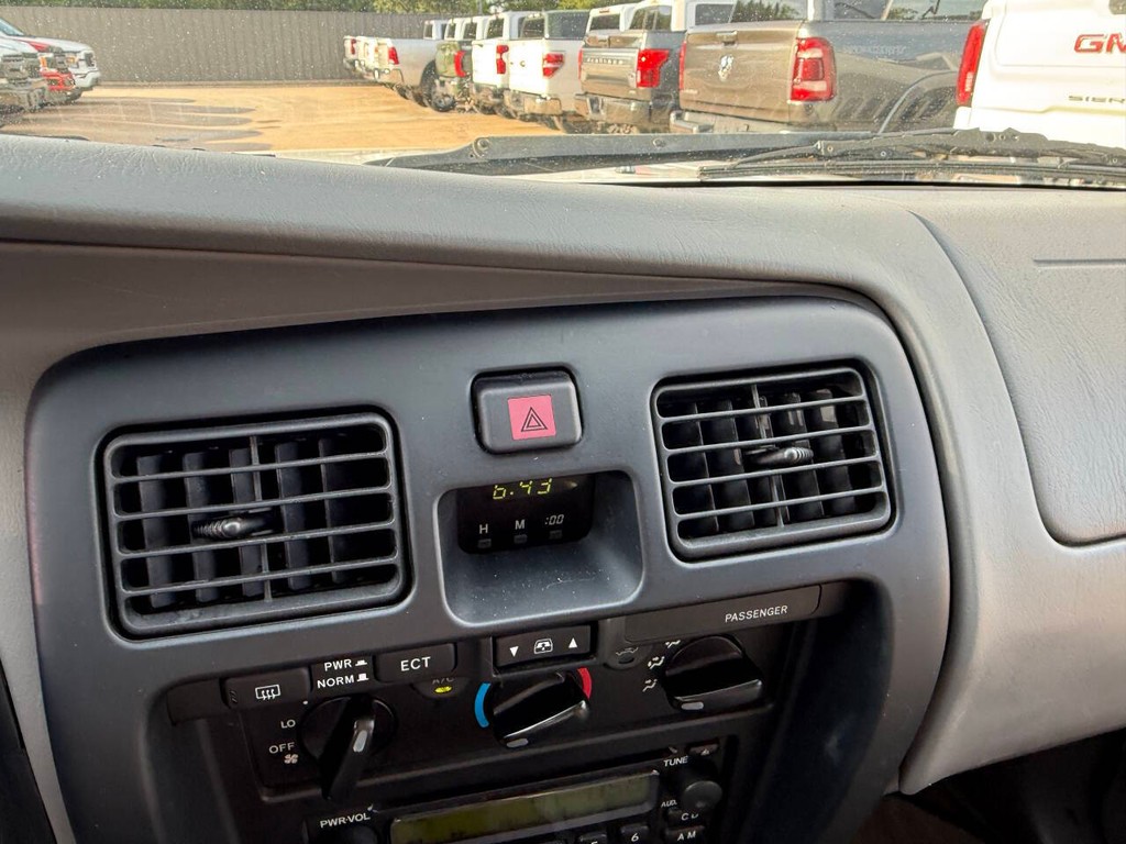 Toyota 4Runner Vehicle Full-screen Gallery Image 25