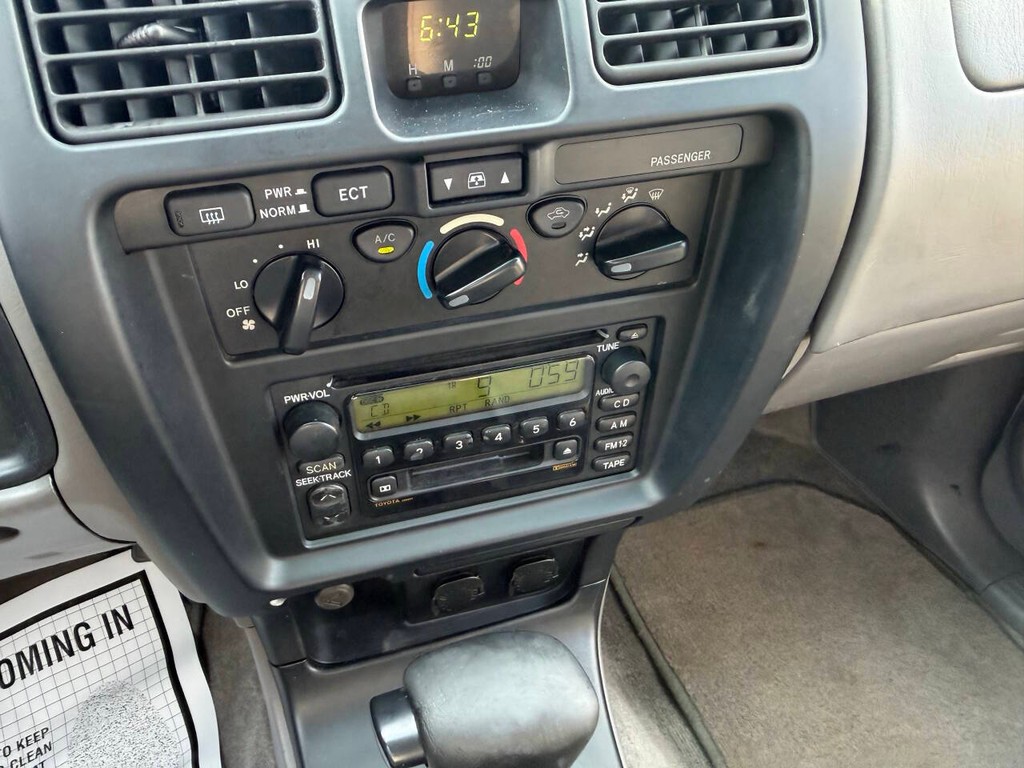 Toyota 4Runner Vehicle Full-screen Gallery Image 26