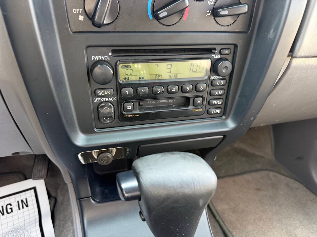 Toyota 4Runner Vehicle Full-screen Gallery Image 27
