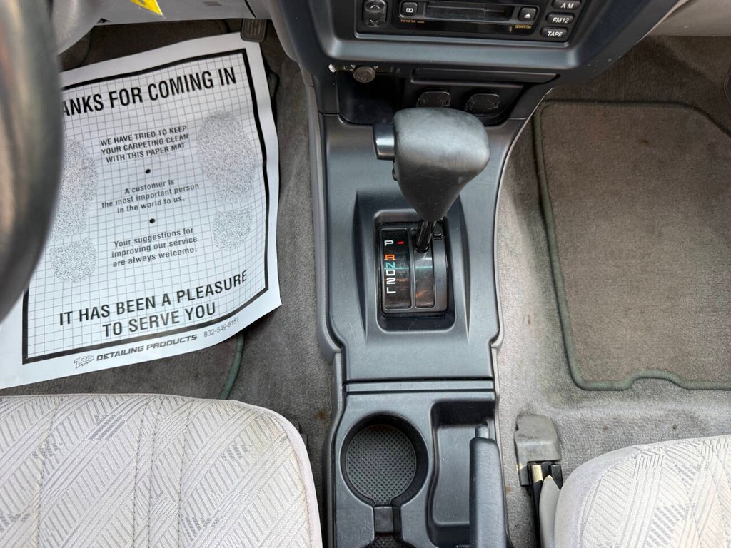 Toyota 4Runner Vehicle Full-screen Gallery Image 28