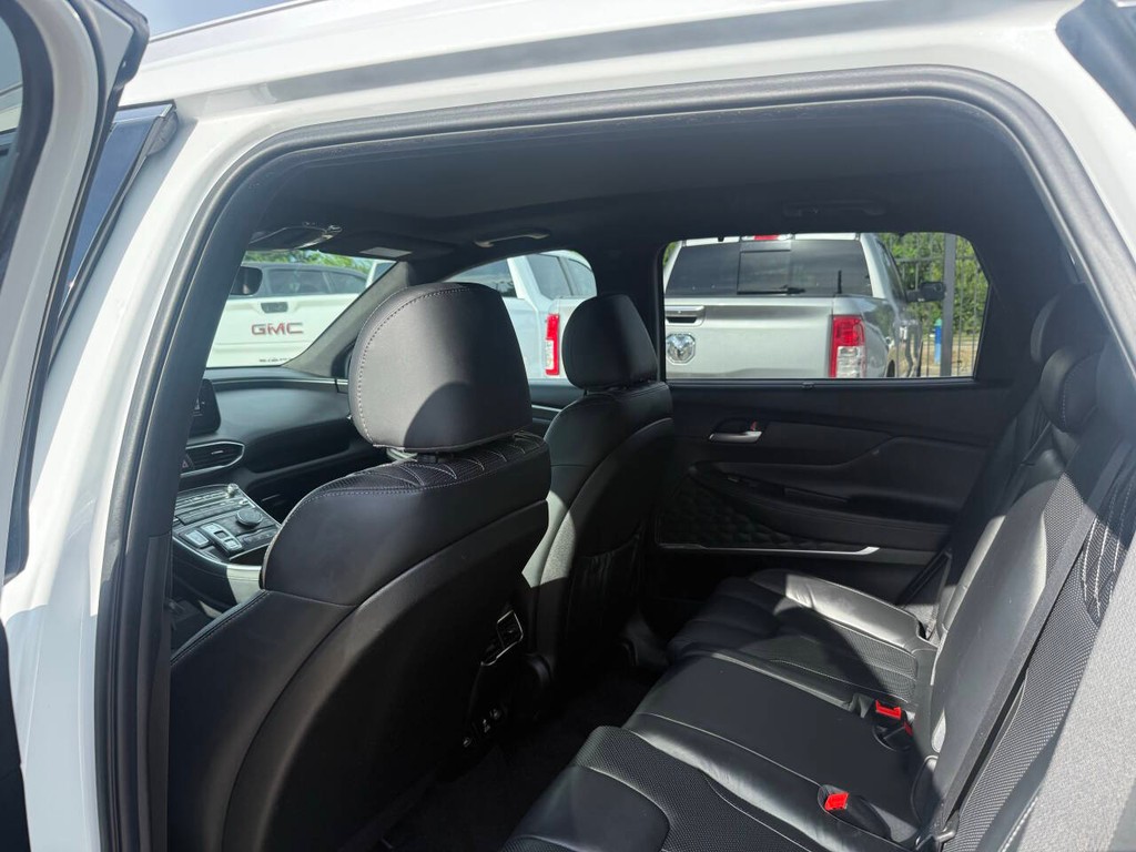 Hyundai Santa Fe Vehicle Full-screen Gallery Image 12