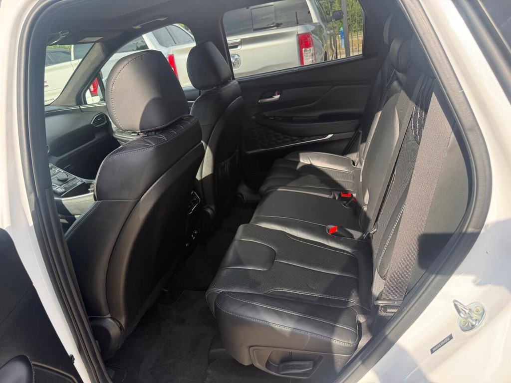 Hyundai Santa Fe Vehicle Full-screen Gallery Image 13