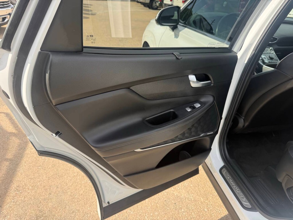 Hyundai Santa Fe Vehicle Full-screen Gallery Image 14
