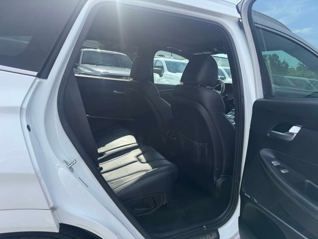 Hyundai Santa Fe Vehicle Full-screen Gallery Image 15