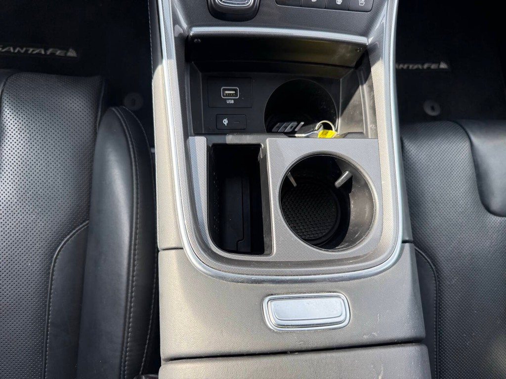 Hyundai Santa Fe Vehicle Full-screen Gallery Image 28