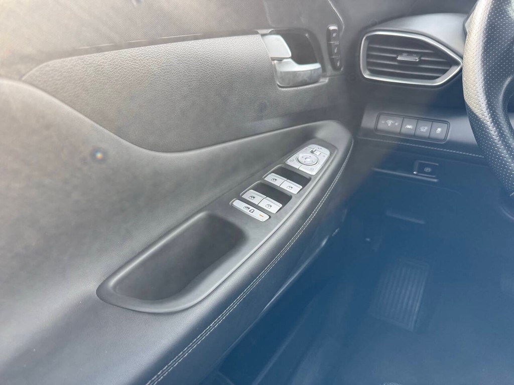 Hyundai Santa Fe Vehicle Full-screen Gallery Image 29