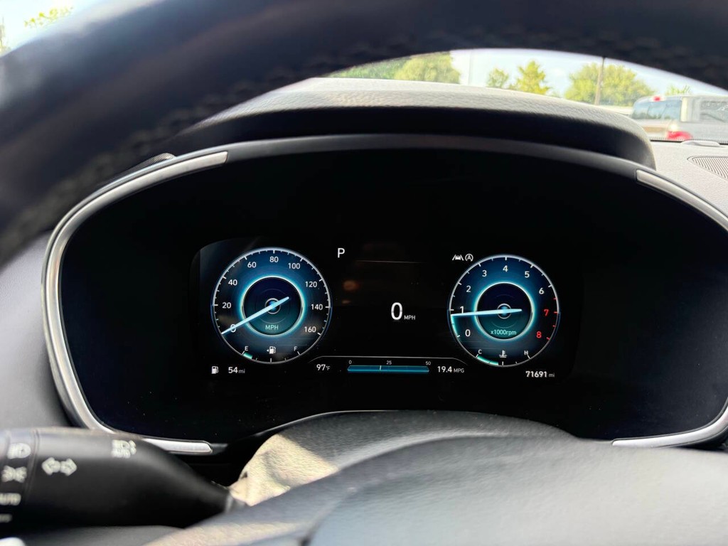 Hyundai Santa Fe Vehicle Full-screen Gallery Image 32