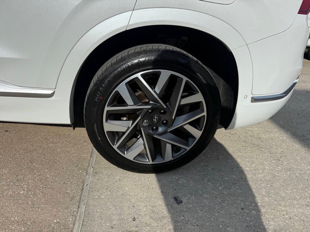Hyundai Santa Fe Vehicle Full-screen Gallery Image 36