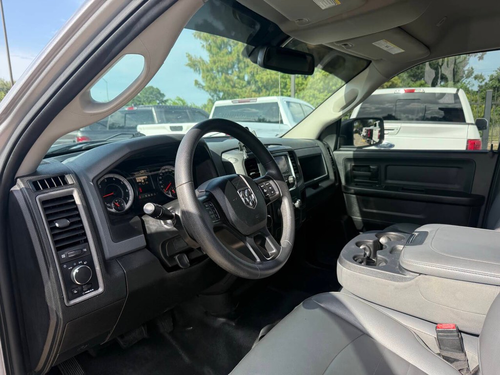 Ram 1500 Classic Vehicle Full-screen Gallery Image 06