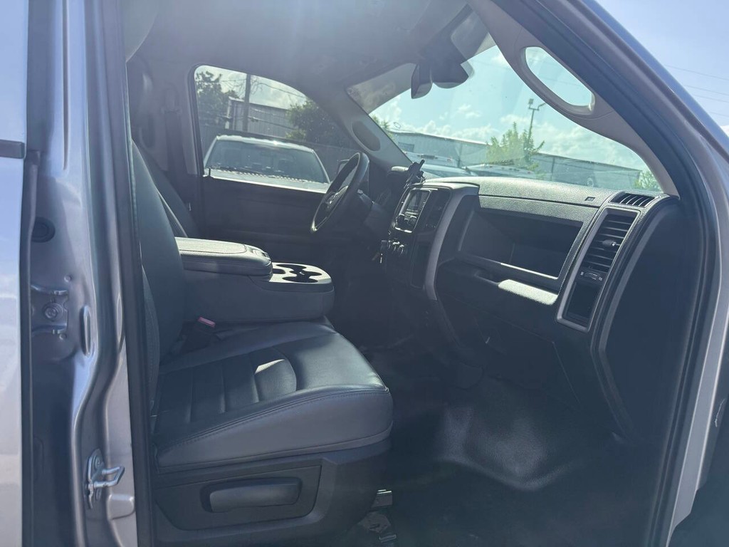 Ram 1500 Classic Vehicle Full-screen Gallery Image 10