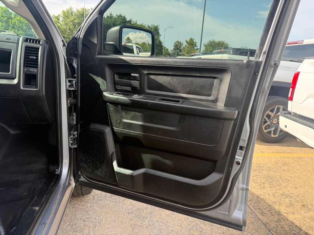 Ram 1500 Classic Vehicle Full-screen Gallery Image 11