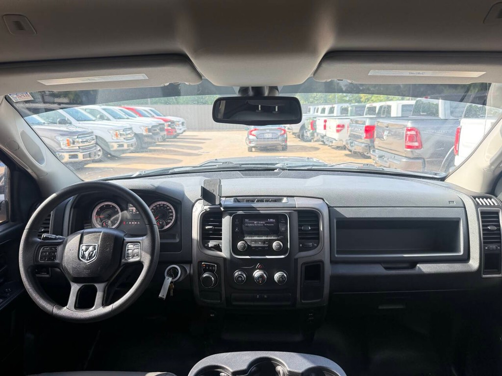 Ram 1500 Classic Vehicle Full-screen Gallery Image 17