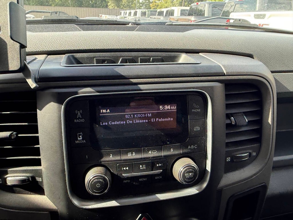 Ram 1500 Classic Vehicle Full-screen Gallery Image 24