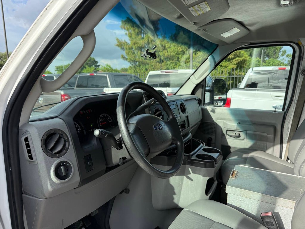 Ford Econoline Cargo Van Vehicle Full-screen Gallery Image 06