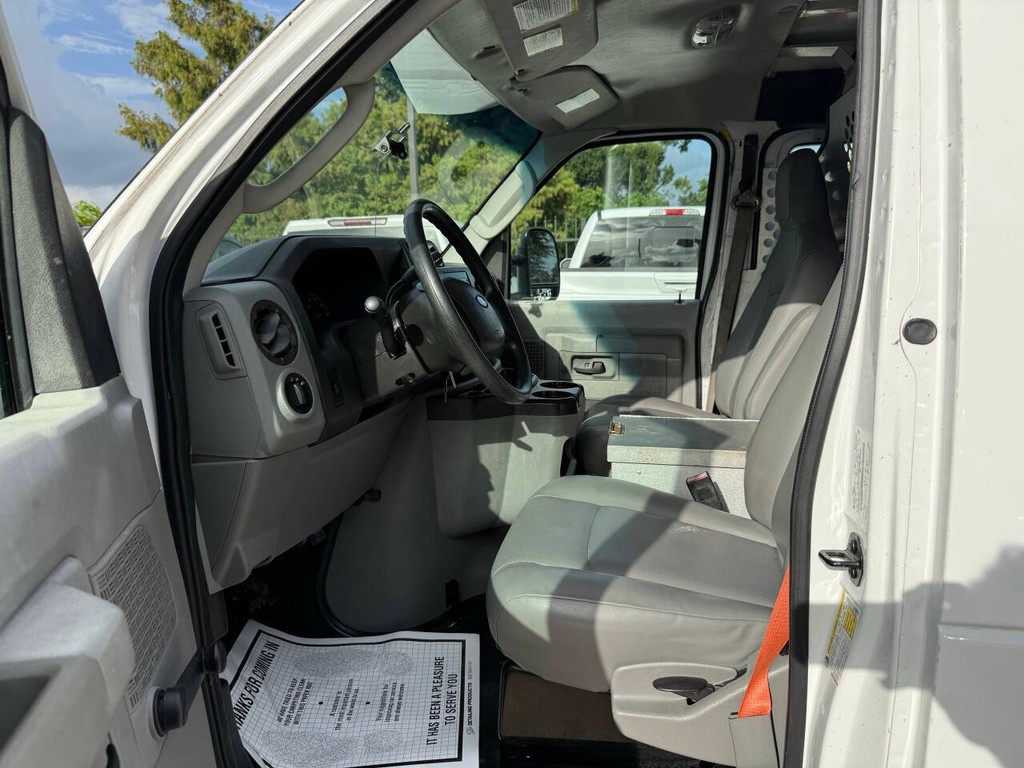 Ford Econoline Cargo Van Vehicle Full-screen Gallery Image 07