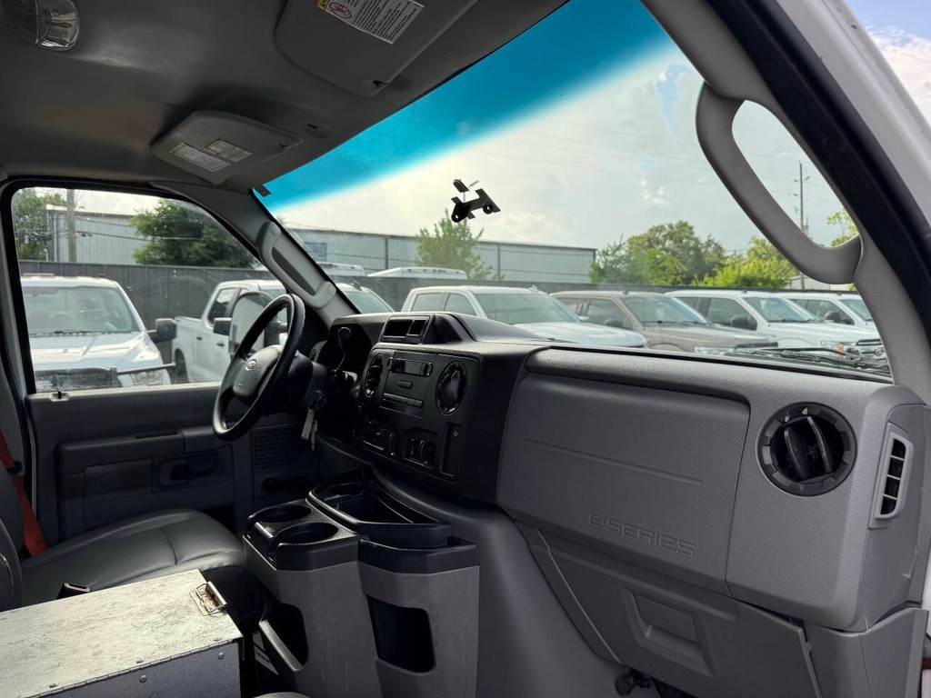 Ford Econoline Cargo Van Vehicle Full-screen Gallery Image 09