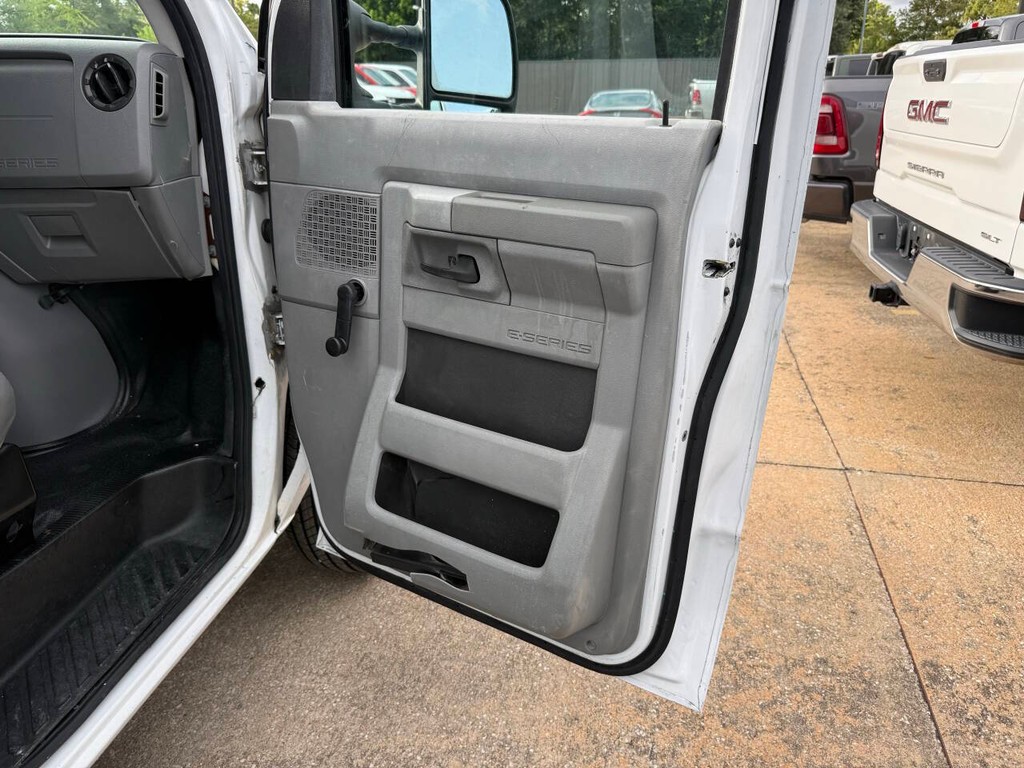Ford Econoline Cargo Van Vehicle Full-screen Gallery Image 11
