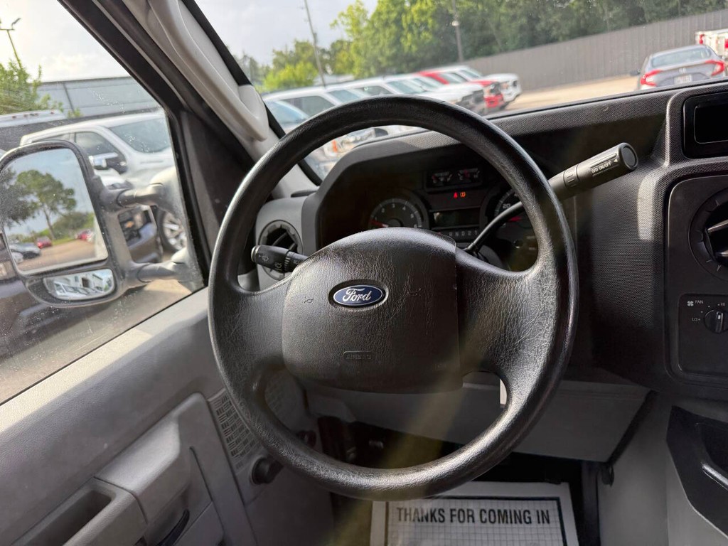 Ford Econoline Cargo Van Vehicle Full-screen Gallery Image 15