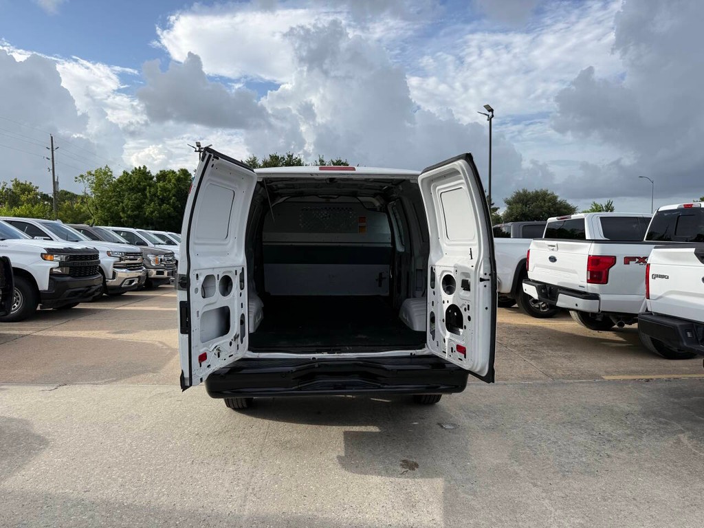 Ford Econoline Cargo Van Vehicle Full-screen Gallery Image 30