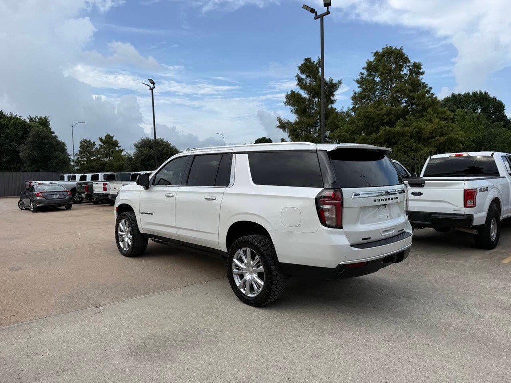 Chevrolet Suburban Vehicle Full-screen Gallery Image 04