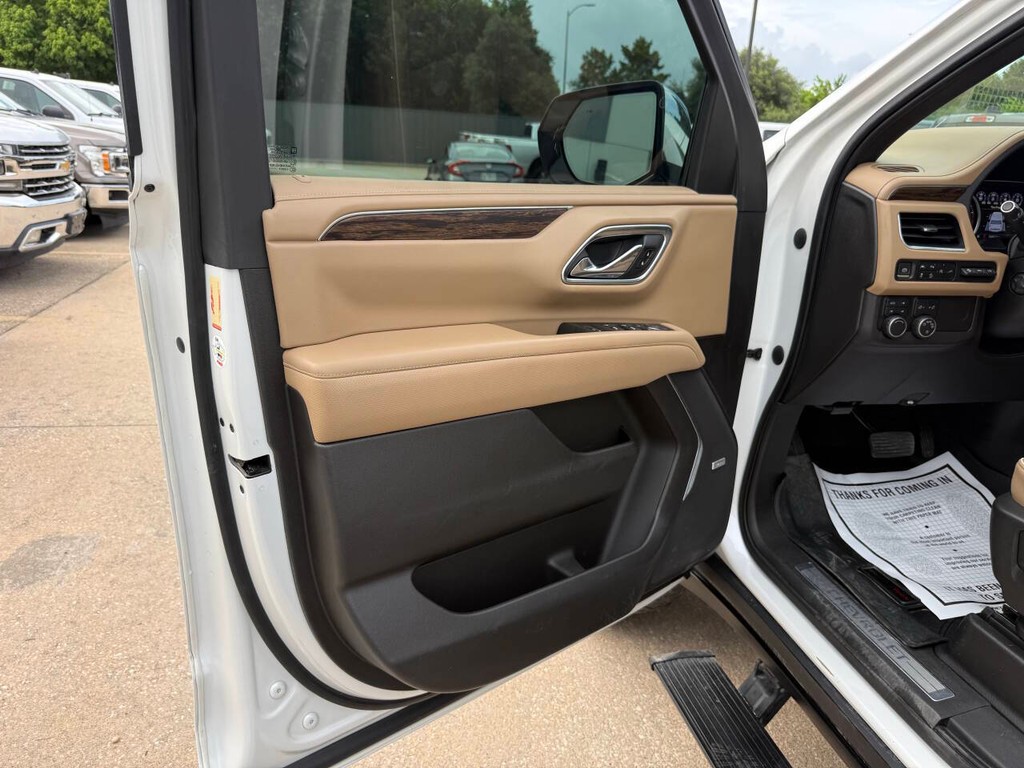 Chevrolet Suburban Vehicle Full-screen Gallery Image 08