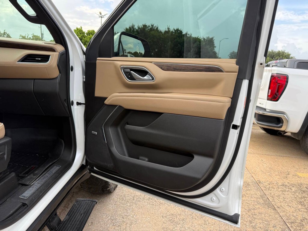 Chevrolet Suburban Vehicle Full-screen Gallery Image 11