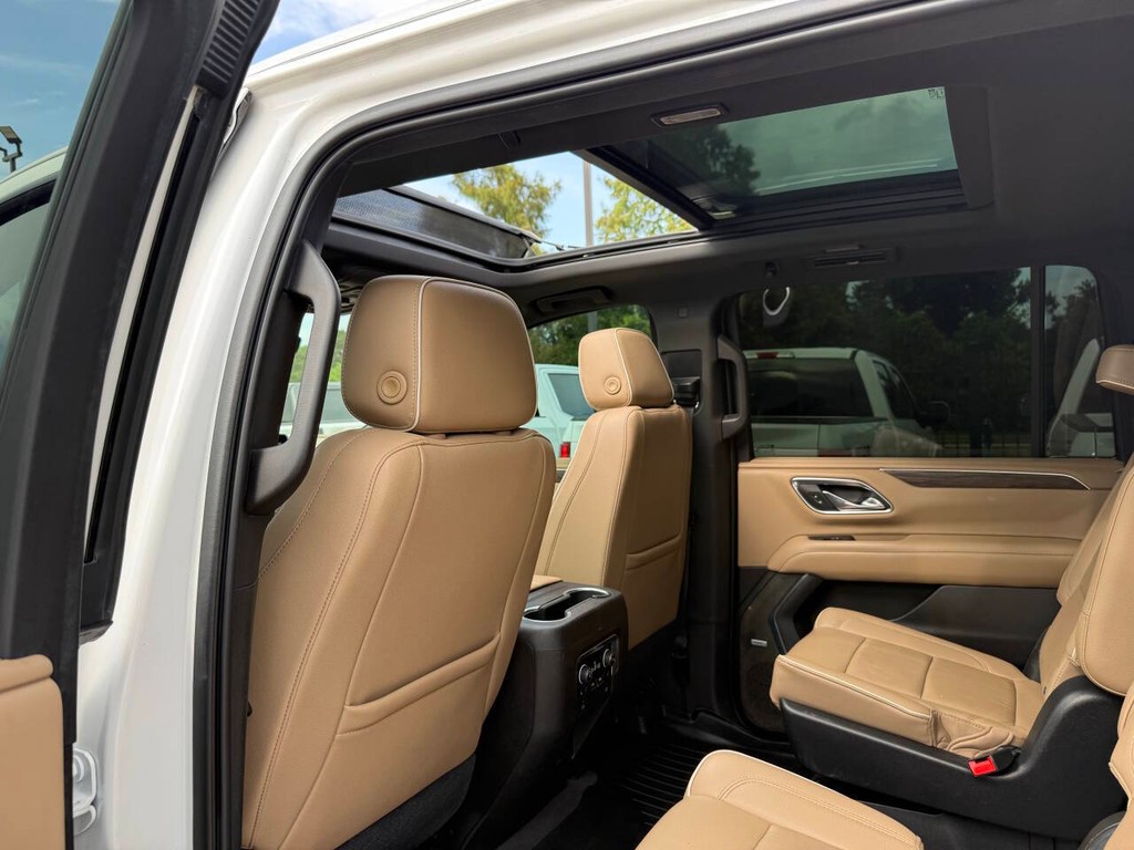 Chevrolet Suburban Vehicle Full-screen Gallery Image 12
