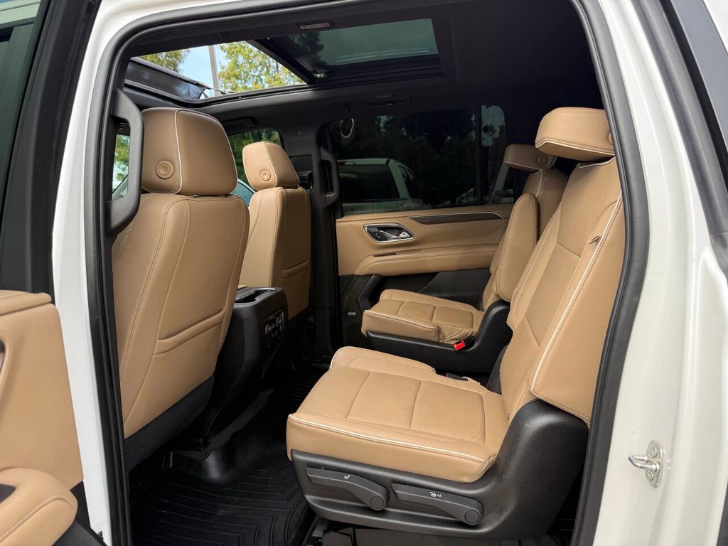 Chevrolet Suburban Vehicle Full-screen Gallery Image 13