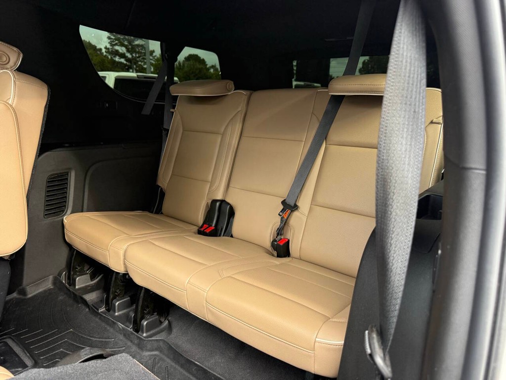 Chevrolet Suburban Vehicle Full-screen Gallery Image 14