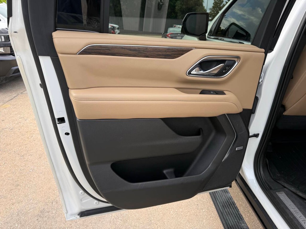 Chevrolet Suburban Vehicle Full-screen Gallery Image 15