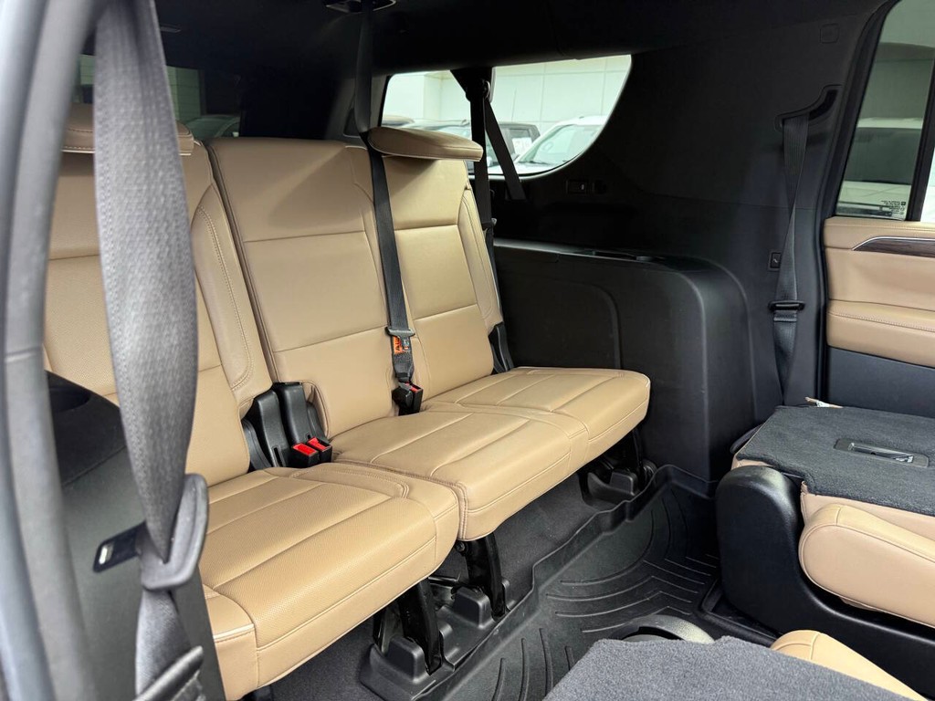Chevrolet Suburban Vehicle Full-screen Gallery Image 16
