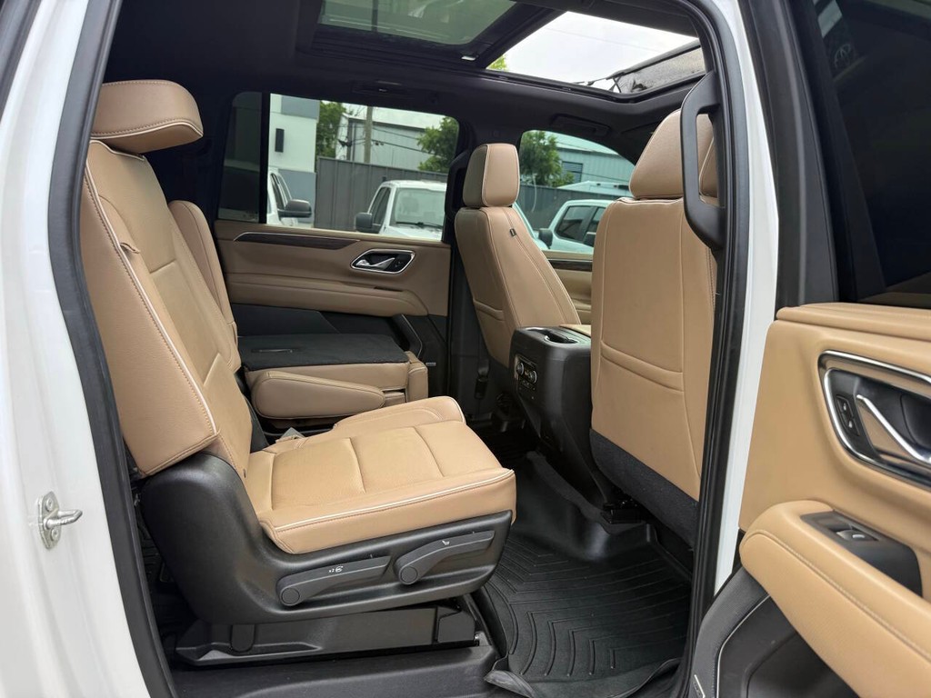 Chevrolet Suburban Vehicle Full-screen Gallery Image 17