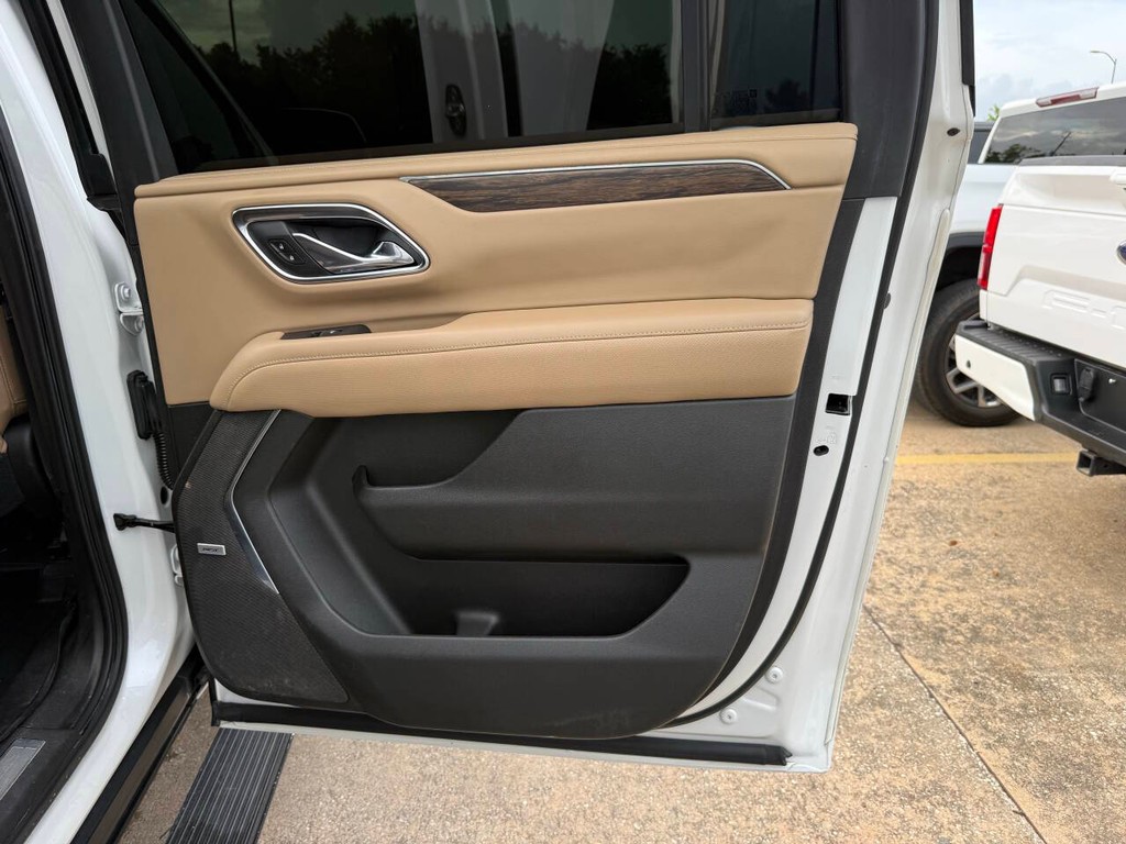 Chevrolet Suburban Vehicle Full-screen Gallery Image 18