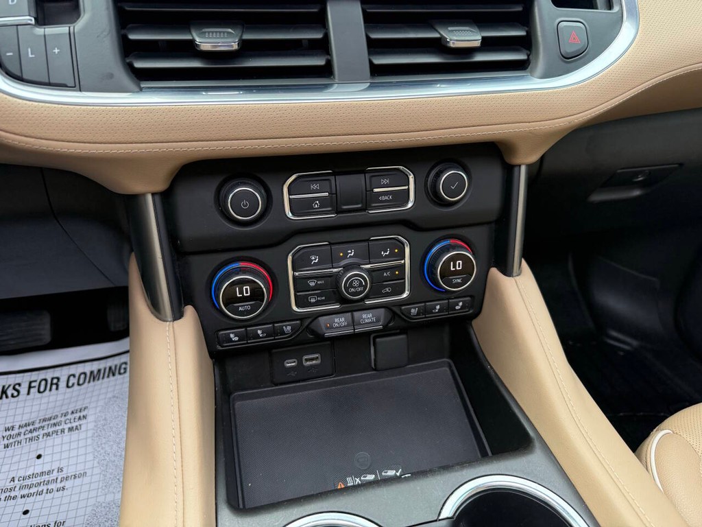 Chevrolet Suburban Vehicle Full-screen Gallery Image 30