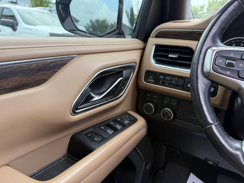 Chevrolet Suburban Vehicle Full-screen Gallery Image 32