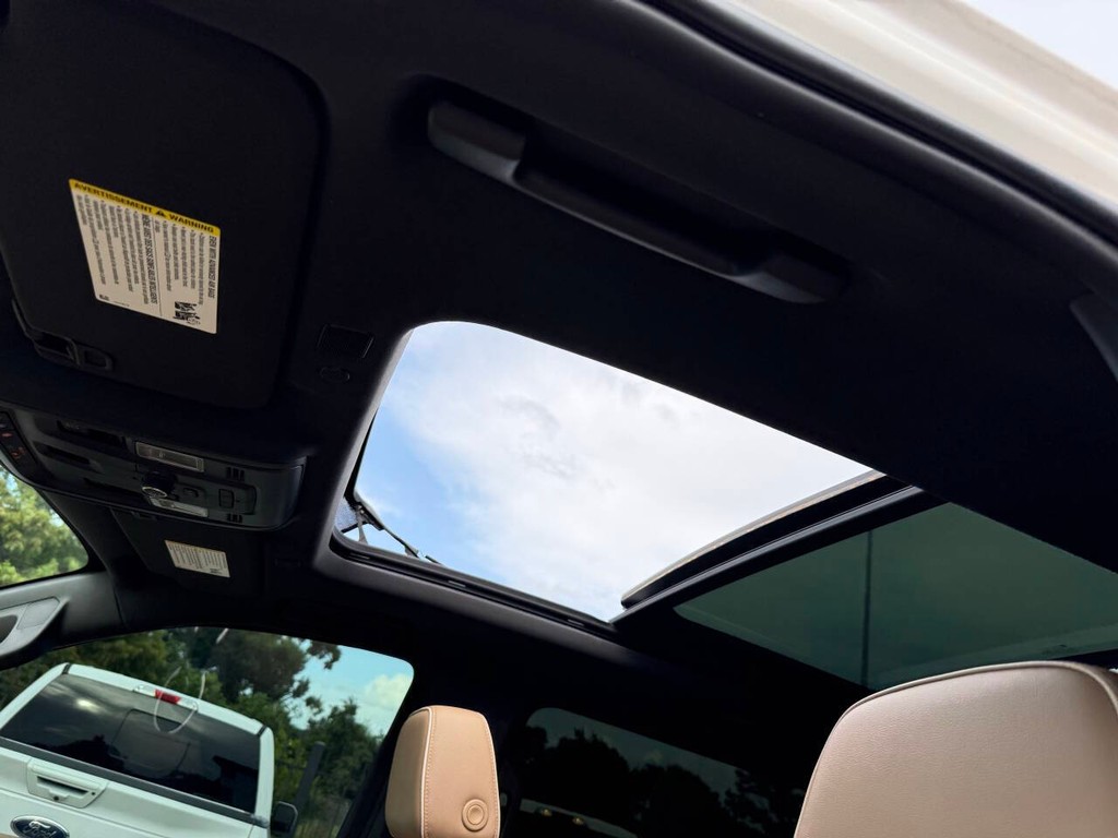 Chevrolet Suburban Vehicle Full-screen Gallery Image 33