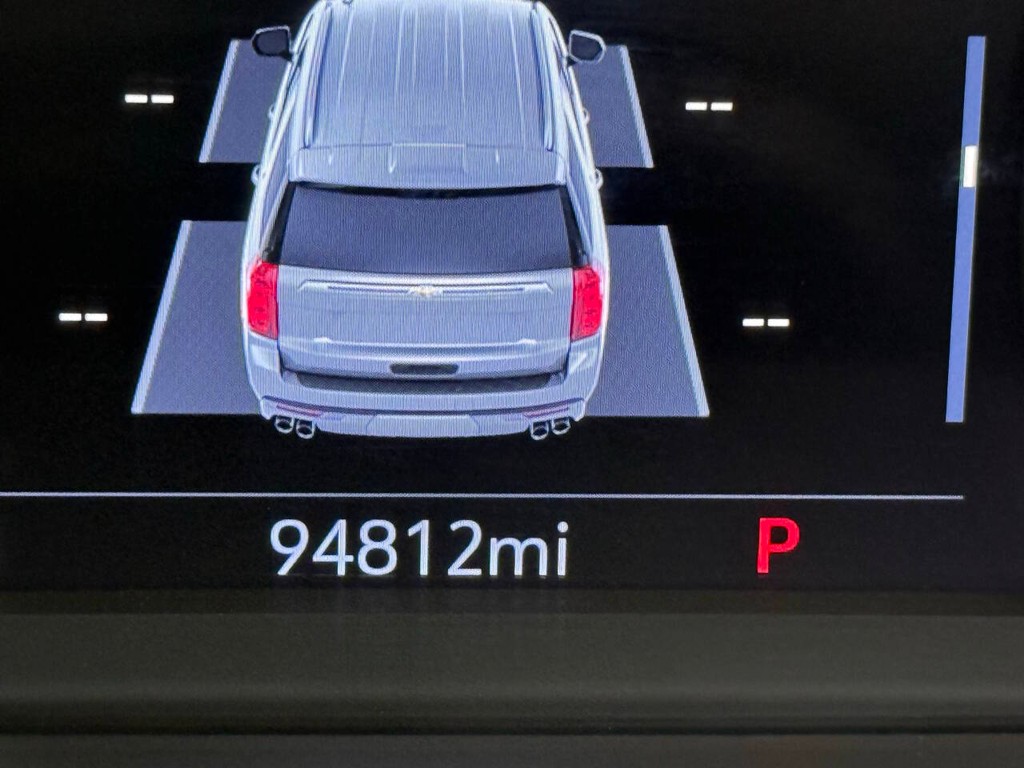 Chevrolet Suburban Vehicle Full-screen Gallery Image 36