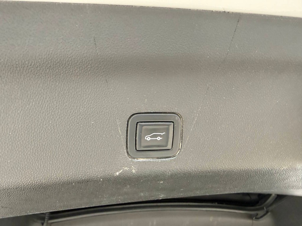 Chevrolet Suburban Vehicle Full-screen Gallery Image 41