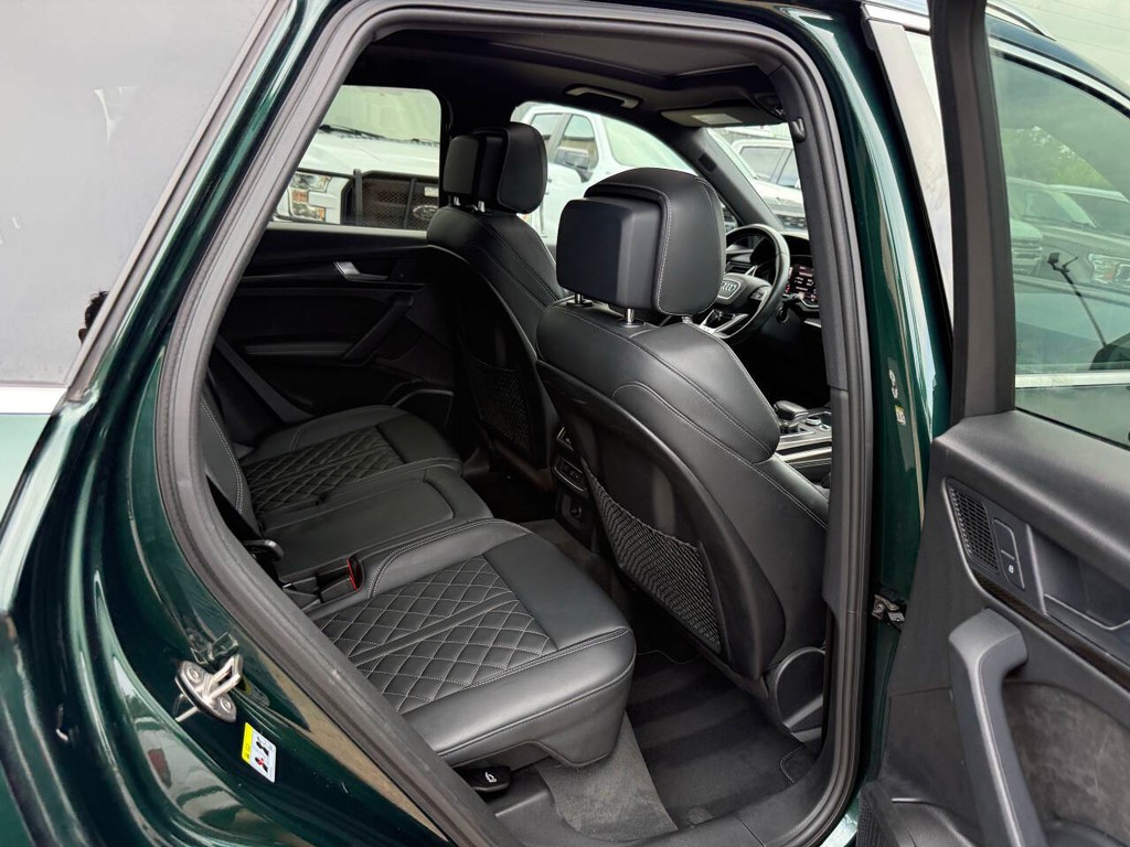 Audi SQ5 Vehicle Full-screen Gallery Image 14