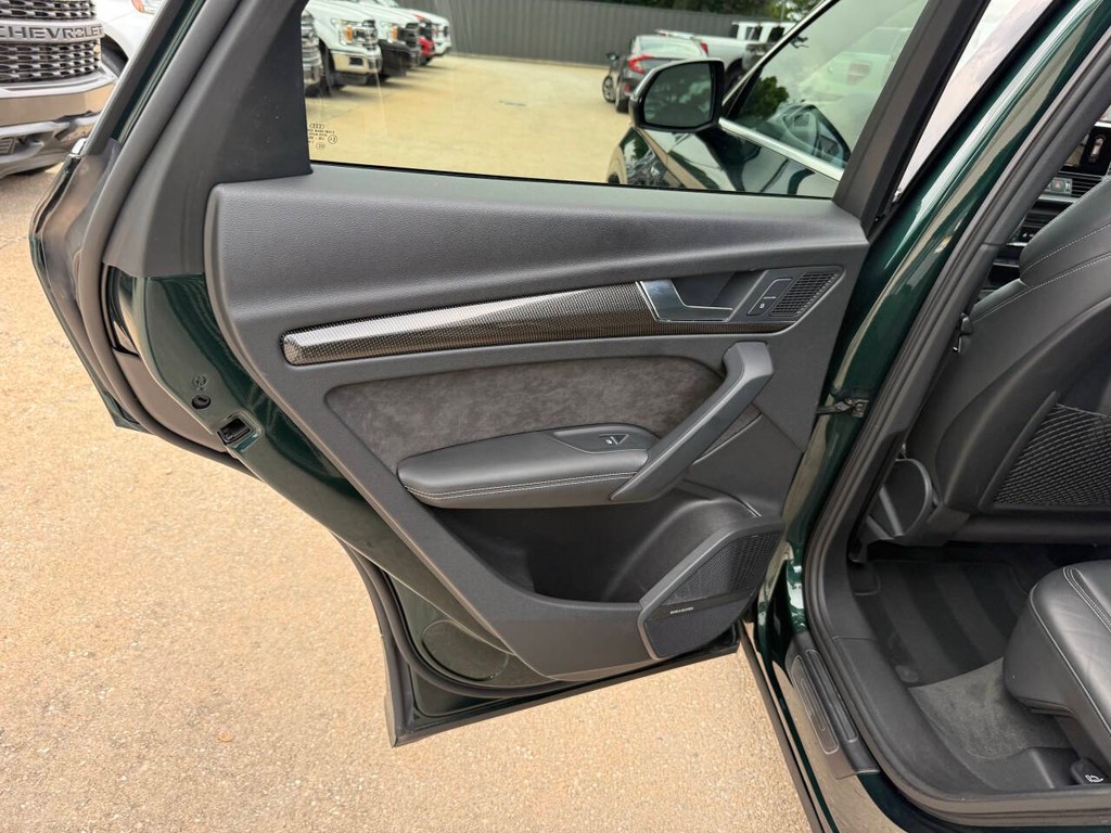 Audi SQ5 Vehicle Full-screen Gallery Image 15