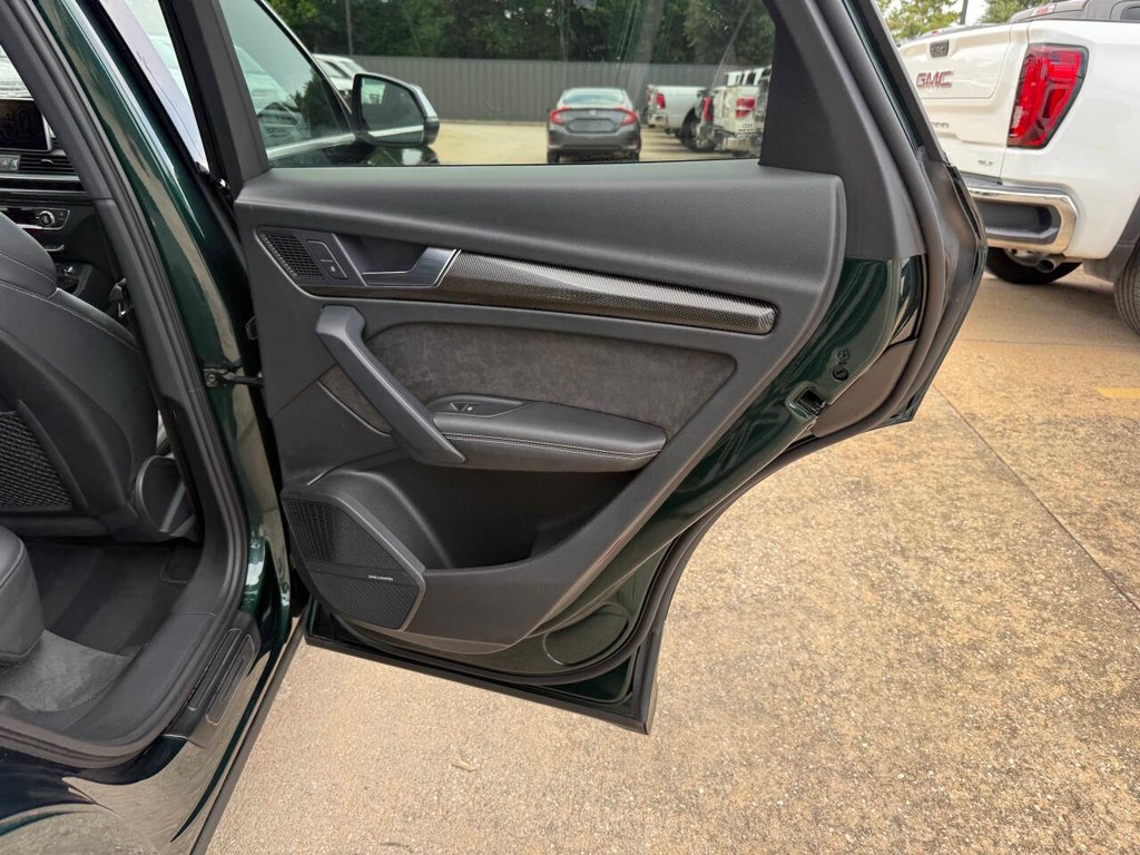 Audi SQ5 Vehicle Full-screen Gallery Image 16