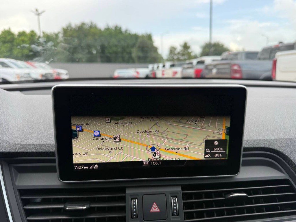 Audi SQ5 Vehicle Full-screen Gallery Image 25