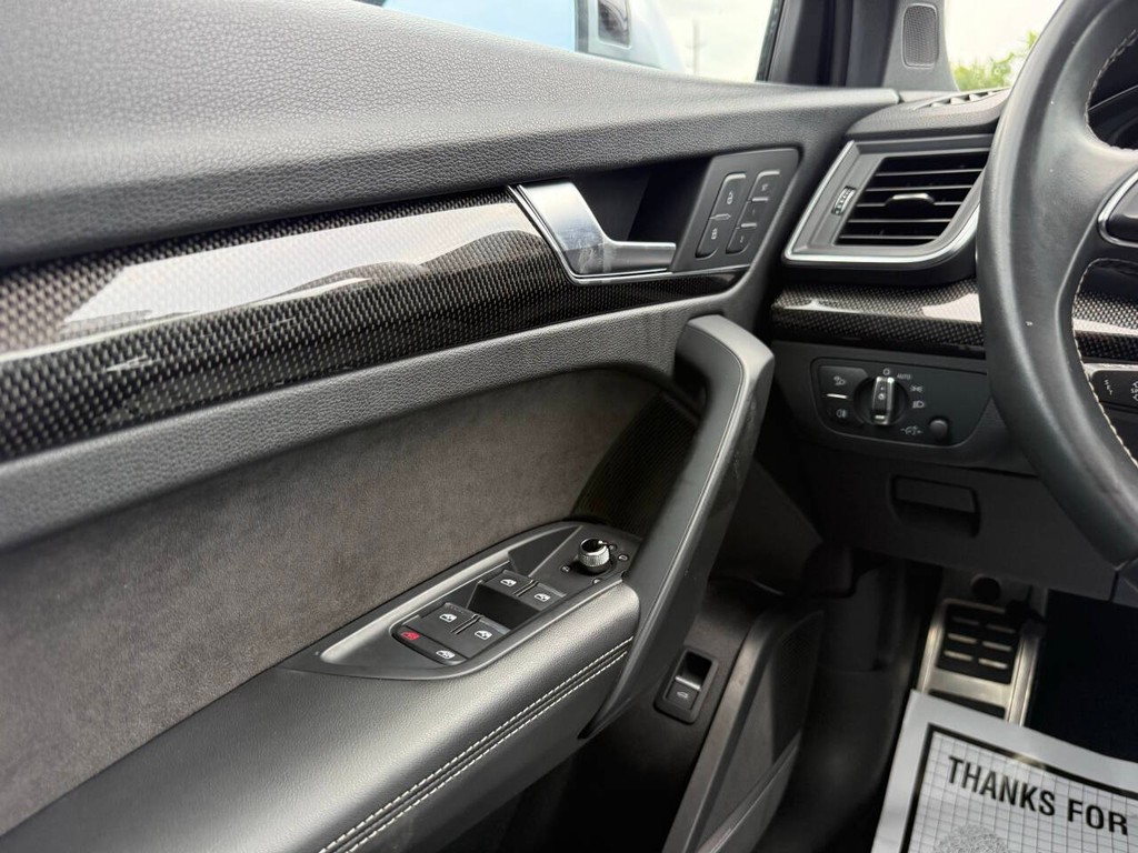 Audi SQ5 Vehicle Full-screen Gallery Image 28