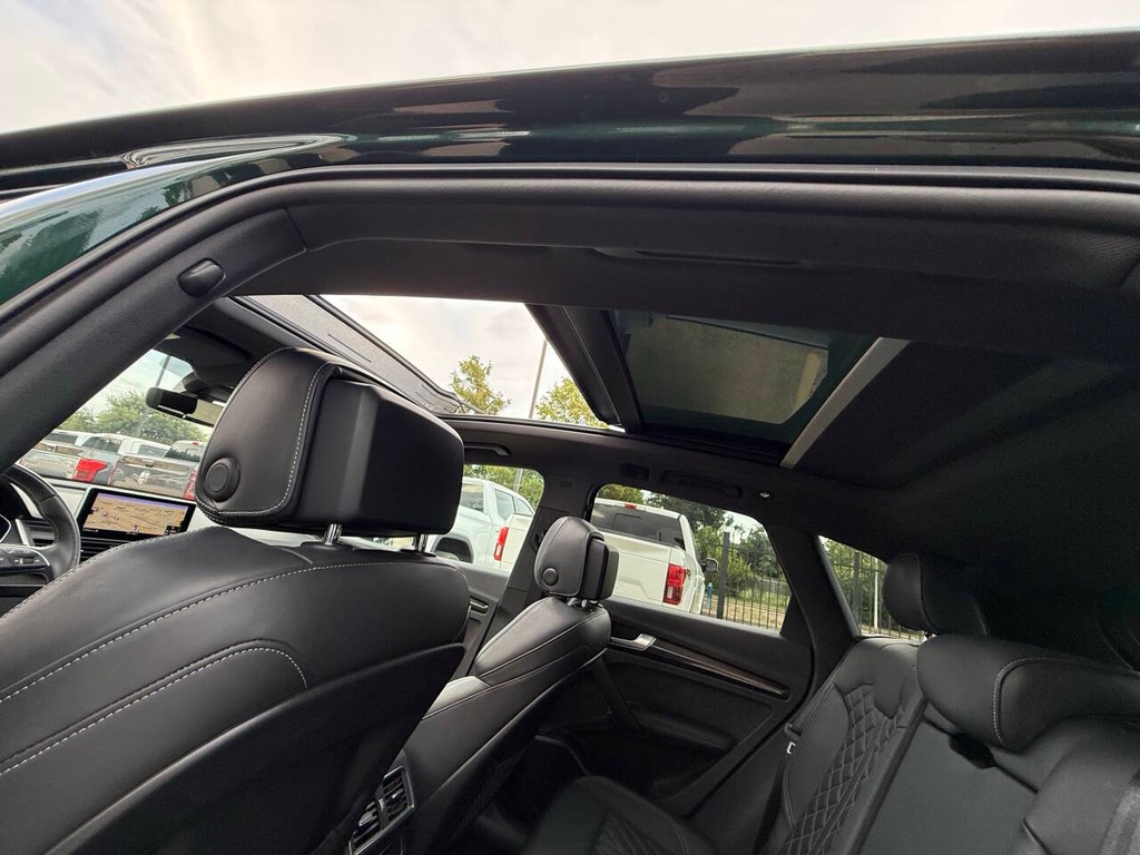 Audi SQ5 Vehicle Full-screen Gallery Image 30
