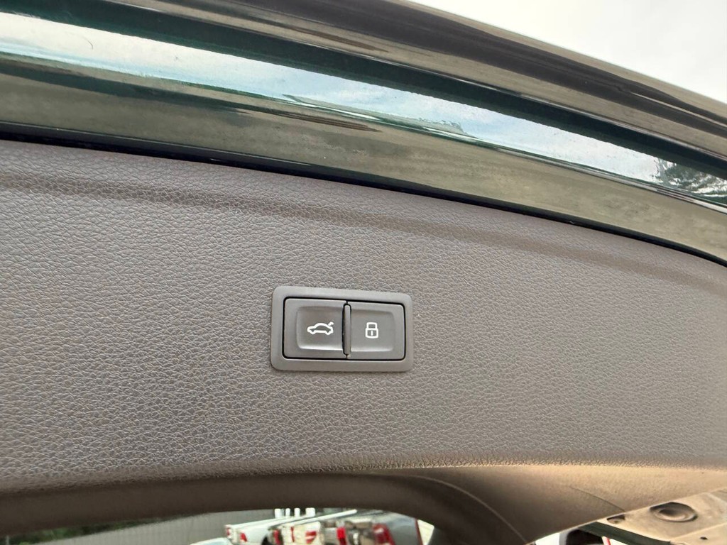 Audi SQ5 Vehicle Full-screen Gallery Image 37