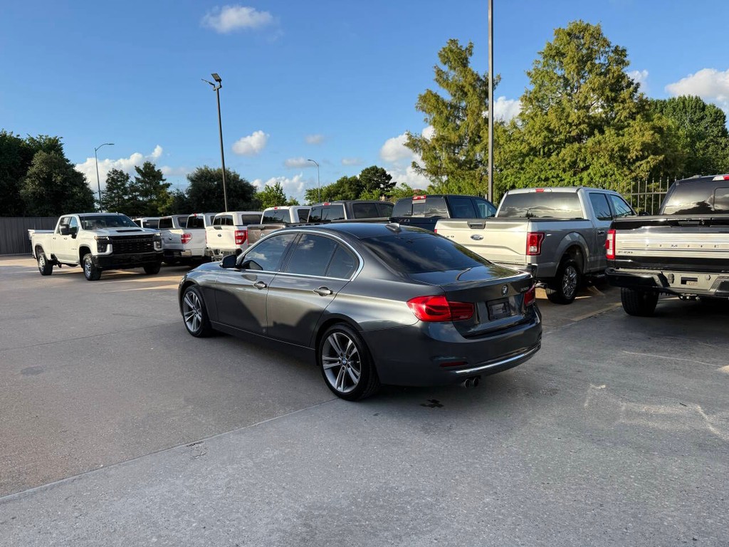 BMW 3 Series Vehicle Full-screen Gallery Image 04