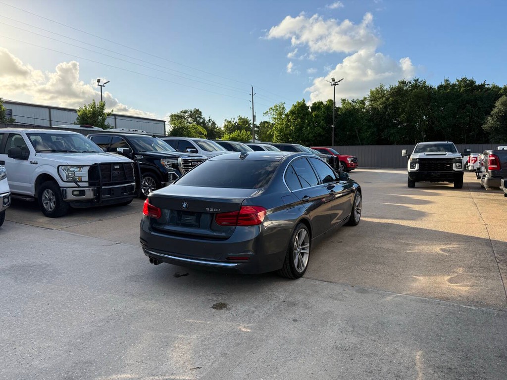 BMW 3 Series Vehicle Full-screen Gallery Image 05