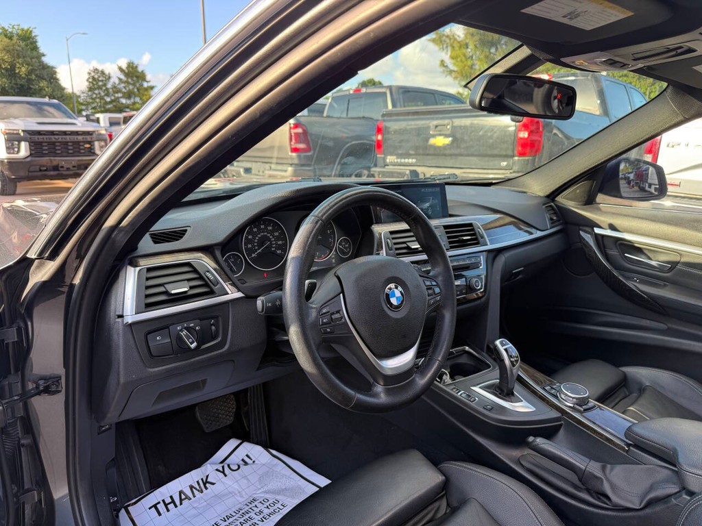 BMW 3 Series Vehicle Full-screen Gallery Image 06