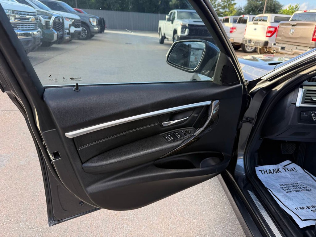 BMW 3 Series Vehicle Full-screen Gallery Image 08