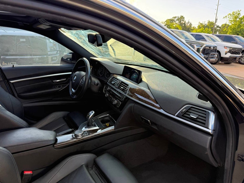 BMW 3 Series Vehicle Full-screen Gallery Image 09